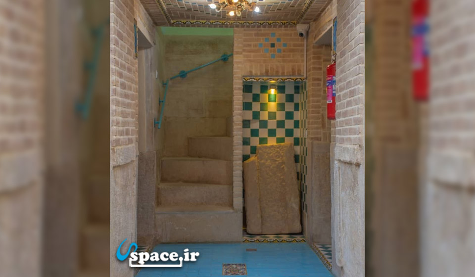 پله های ورودی طبقه اول هتل سنتی تابش - شیراز
